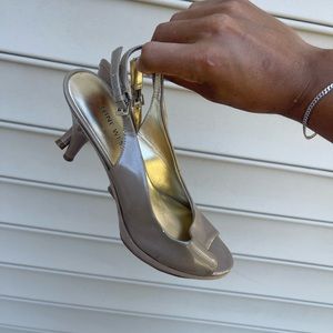 NINE WEST HIGH HEELS IN CRÈME. CONDITION IS USED. SZ 7 W.